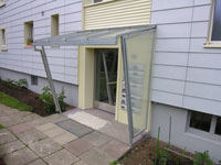 Haustrvordach mit Windschutz feuerverzinkt Glas
