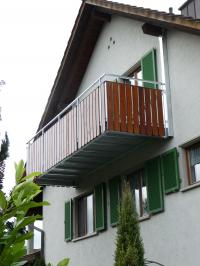 Balkonkonstruktion, Feuerverzinkt. Bodenbelag und Gelnder vom Zimmermann