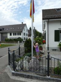 Die lteste Enkeltochter hisst zum ersten Mal die Berner Fahne bei der Villa Wahnsinn