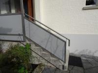 Treppengeländer mit Blechfüllung,Handlauf aus geschliffenem Chromstahlrohr