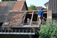 Der Schwiegersohn als Zimmermann ist der Richtige für aufs Dach