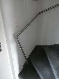 Der Treppenhandlauf ist bei dieser steilen Treppe sehr nützlich