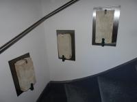 Die handgemachten Backsteine haben ihren Platz im Treppenhaus gefunden